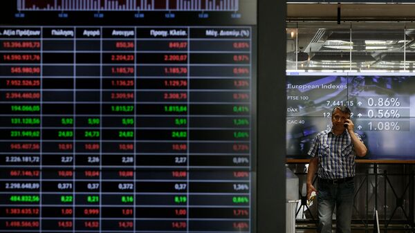 Мужчина с телефоном рядом с индексной доской в приемном зале фондовой биржи в Афинах - Sputnik Արմենիա
