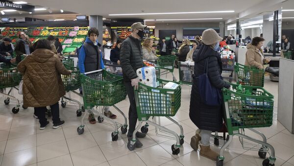 Люди запасаются продуктами и предметами первой необходимости в Мадриде, Испания. Так они пытаются защитить себя от коронавируса - Sputnik Армения