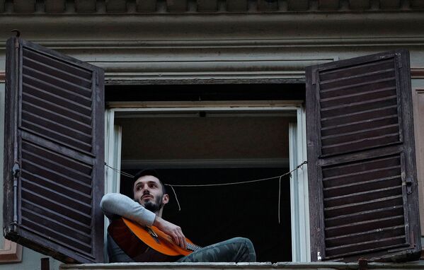 Տղամարդը իր տան պատուհանից կիթառ է նվագում, 2020 թվականի մարտի 13, Հռոմ   - Sputnik Արմենիա