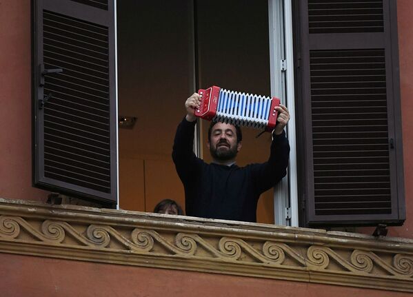 Տղամարդն ակորդեոն է նվագում իր բնակարանի պատուհանից, 2020 թվականի մարտի 13, Հռոմ - Sputnik Արմենիա