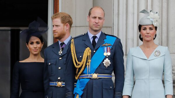 (Слева направо): британская Меган, герцогиня Сассексская , британский принц Гарри, герцог Сассексский , британский принц Уильям, герцог Кембриджский и британская Кэтрин, герцогиня Кембриджская, на балконе Букингемского дворца (10 июля 2018). Лондон - Sputnik Армения