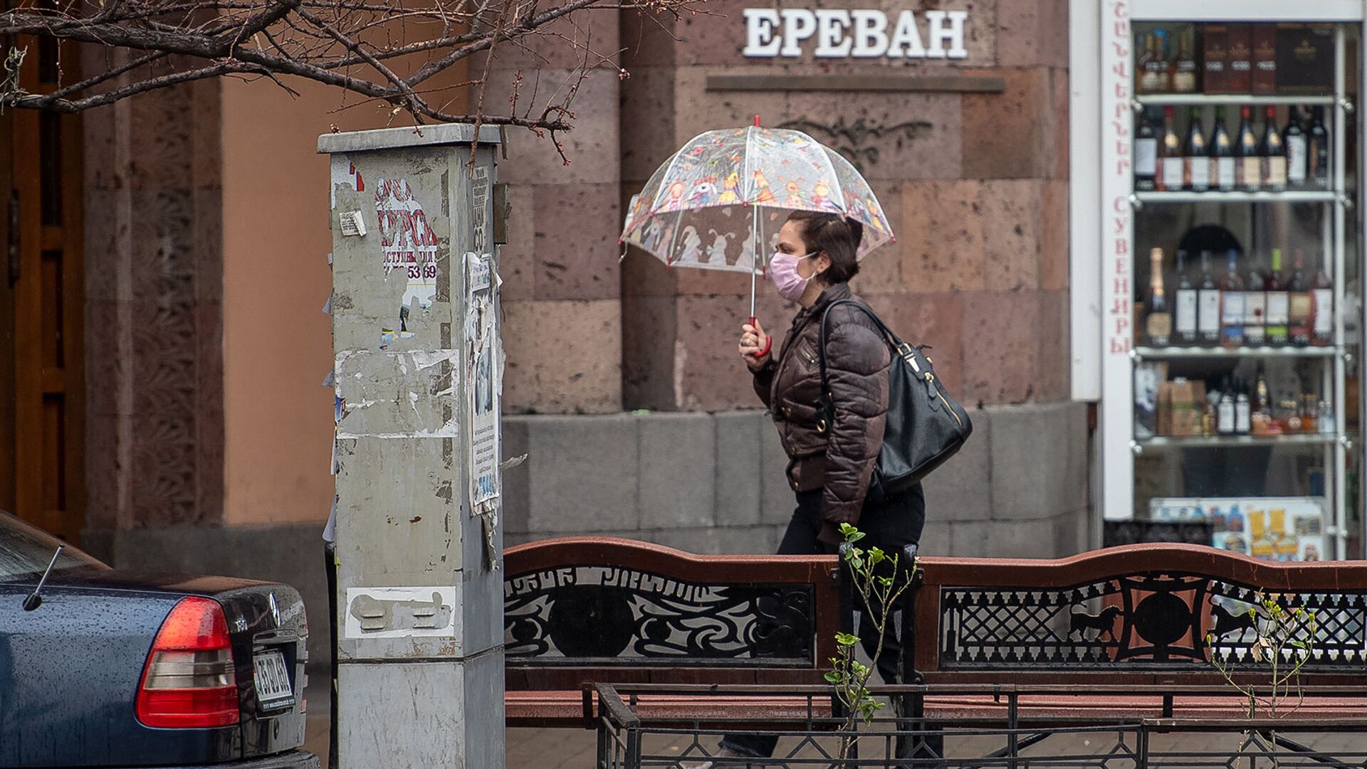 Женщина в защитной маске на улице Амиряна (16 марта 2020). Еревaн - Sputnik Армения, 1920, 01.03.2022