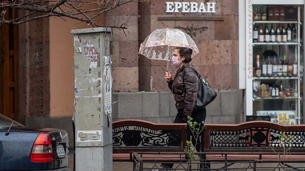 Женщина в защитной маске на улице Амиряна (16 марта 2020). Еревaн - Sputnik Արմենիա