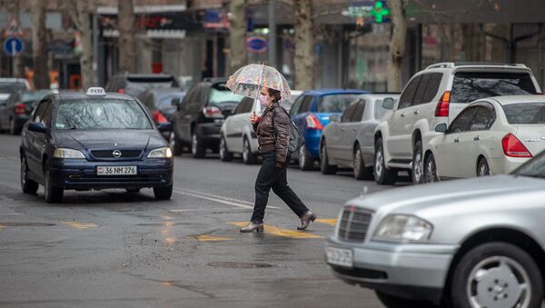 Женщина на пешеходном переходе перекрестка улиц Амиряна и Закяна - Sputnik Արմենիա