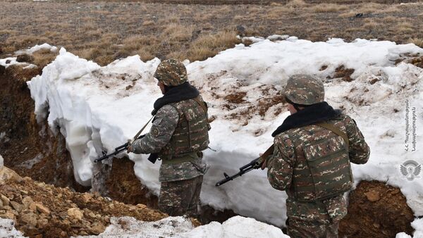 Армянские военнослужащие во время практических занятий по боевой подготовке - Sputnik Армения