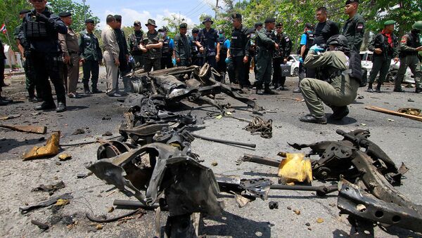 Сотрудники Службы безопасности осматривают место взрыва заминированного автомобиля после взрыва перед административным центром в Яле (17 марта 2020). Таиланд - Sputnik Армения