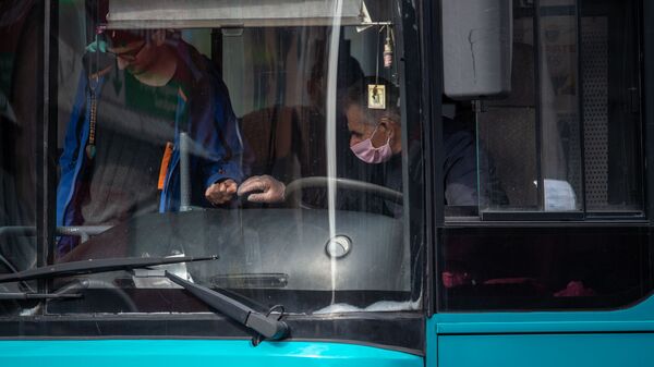 Водитель и пассажиры общественного транспорта в Ереване - Sputnik Արմենիա