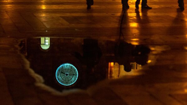 Отражение часов на башне Дома правительства - Sputnik Արմենիա