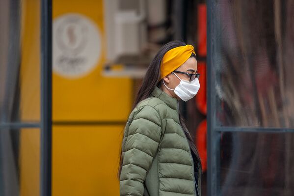 Девушка в защитной маске на улице Амиряна - Sputnik Армения