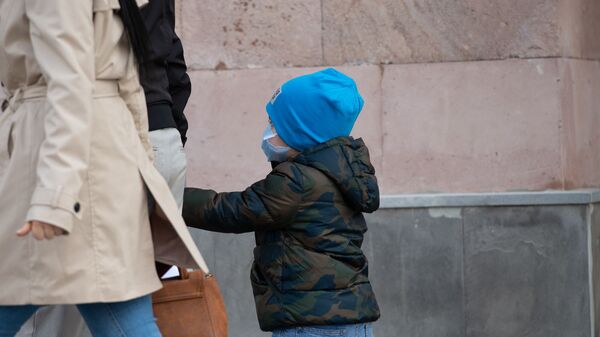 Мальчик в защитной маске на проспекте Тиграна Меца - Sputnik Արմենիա