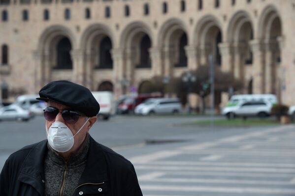 Мужчина в маске на площади Республики - Sputnik Армения