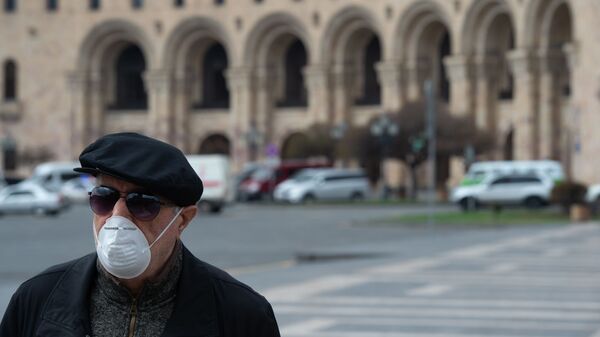 Мужчина в маске на площади Республики - Sputnik Արմենիա