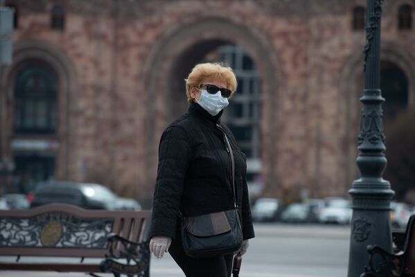 Женщина в защитной маске и перчатках на площади Республики - Sputnik Армения