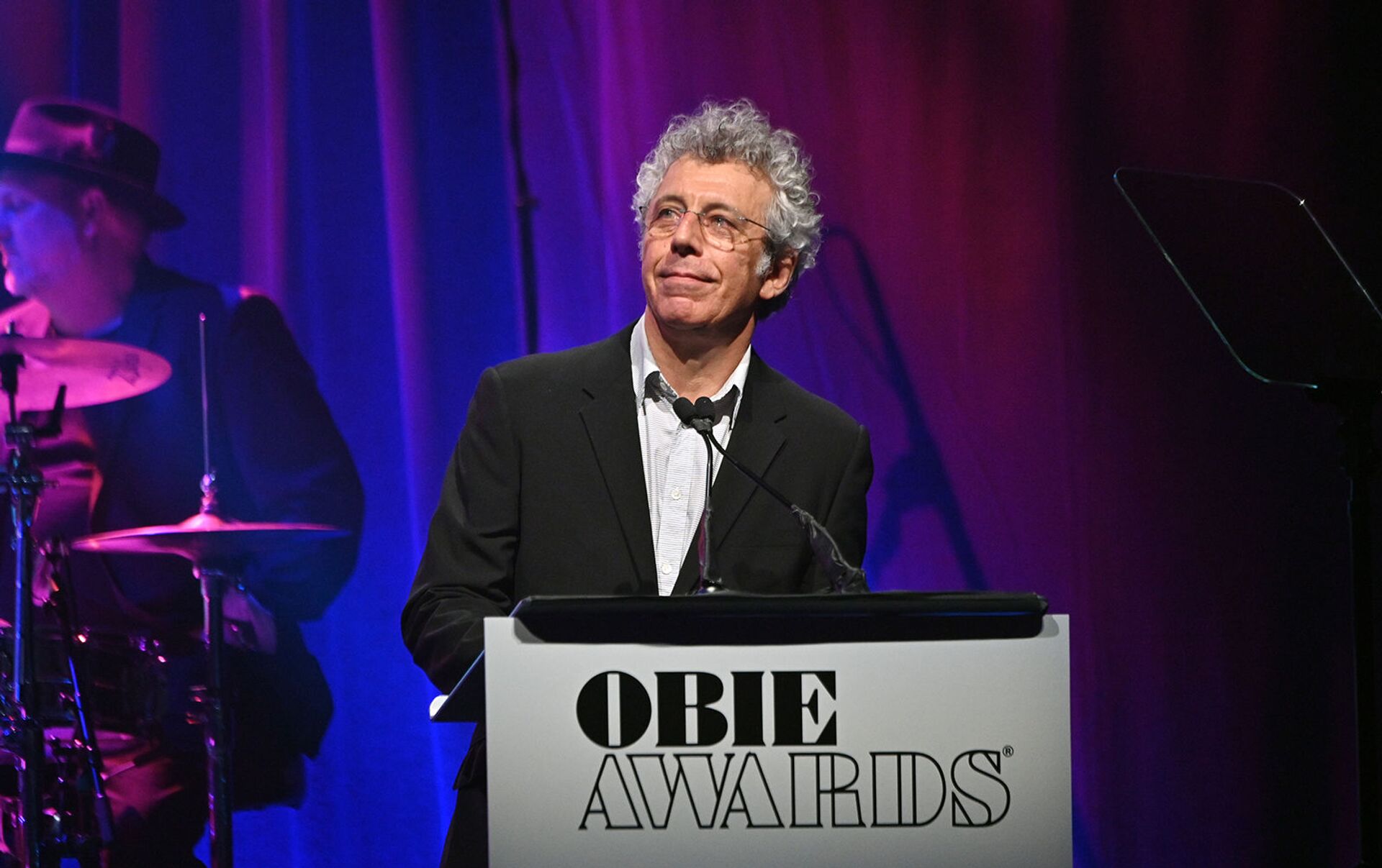 Эрик Богосян на сцене во время 64-й ежегодной премии Obie Awards (20 мая 20...
