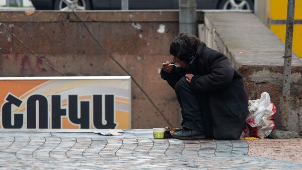 Бездомная женщина у станции метро Площадь Республики - Sputnik Արմենիա