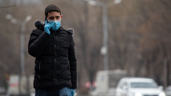 Молодой человек в защитной маске и перчатках на улице Ханджяна - Sputnik Արմենիա