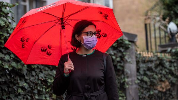 Девушка в защитной маске и зонтом на улице Московян - Sputnik Արմենիա