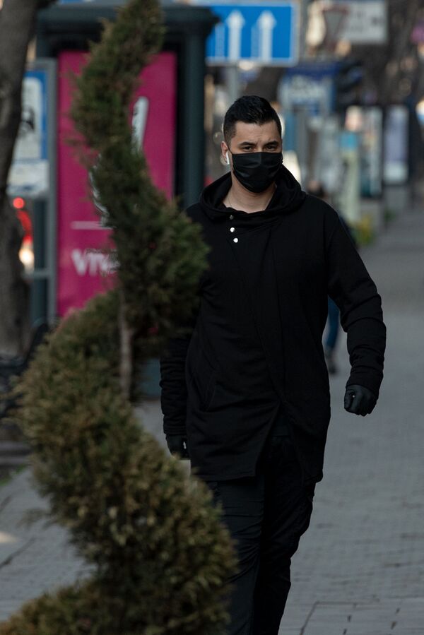 Молодой человек в защитной маске на улице Амиряна - Sputnik Армения