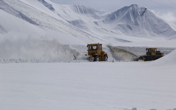 Процесс очистки от снега участка Коби-Гудаури  автомобильной дороги Мцхета-Степанцминда-Ларс - Sputnik Армения