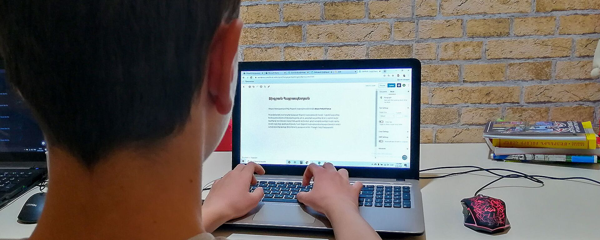 Ученик 8-го класса во время онлайн обучения - Sputnik Армения, 1920, 09.02.2021
