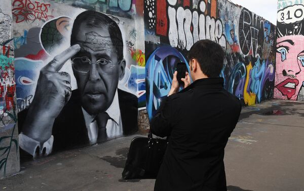 Граффити с портретом министра иностранных дел РФ Сергея Лаврова на стене в Весковском тупике в Москве - Sputnik Армения