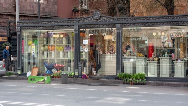 Полупустой цветочный магазин на улице Амиряна - Sputnik Արմենիա