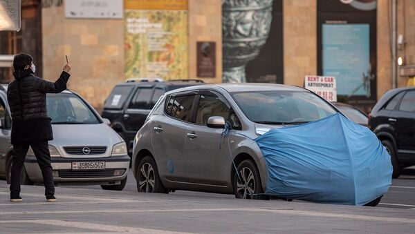 Автомобиль в маске на площади Республики - Sputnik Армения