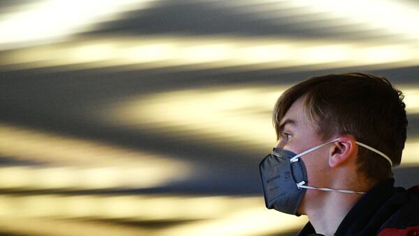 Молодой человек в защитной маске в аэропорту Внуково - Sputnik Արմենիա