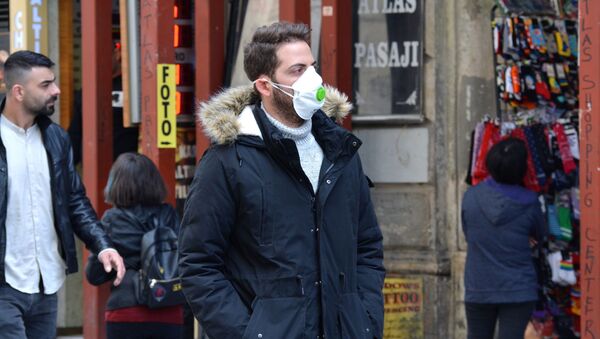 Мужчина в защитной маске на одной из улиц в Стамбуле - Sputnik Армения