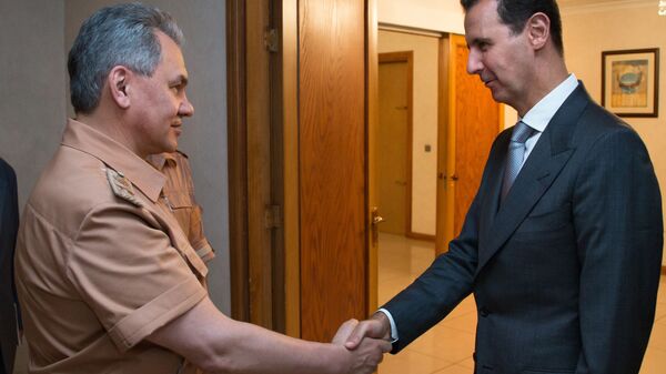 Министр обороны России Сергей Шойгу (слева) и президент Сирии Башар Асад во время переговоров в Сирии (23 марта 2020). - Sputnik Армения