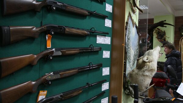 Образцы оружия на витрине оружейного магазина  - Sputnik Армения