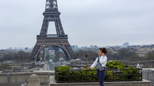 Туристка фотографируется на безлюдной площади Трокадеро у Эйфелевой башни в Париже - Sputnik Արմենիա