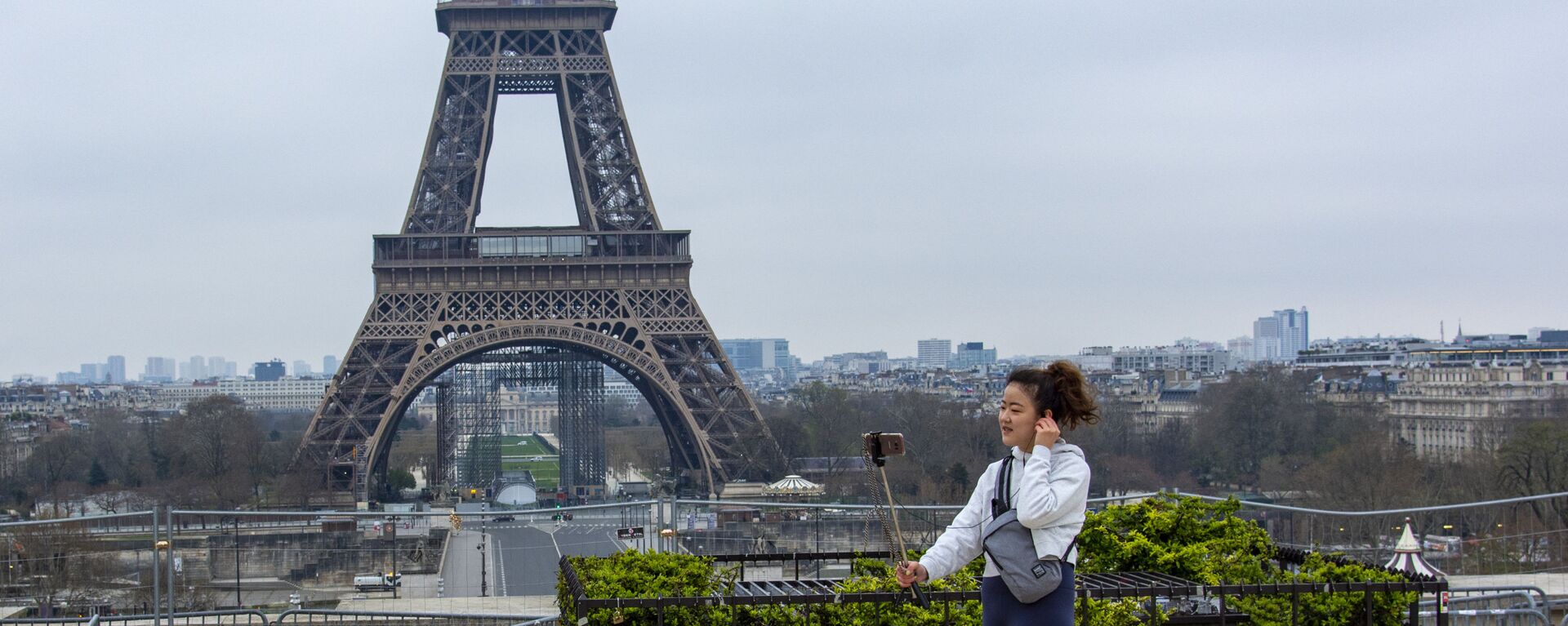 Туристка фотографируется на безлюдной площади Трокадеро у Эйфелевой башни в Париже - Sputnik Արմենիա, 1920, 25.07.2021