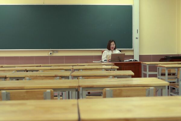 Ուսուցչուհին դատարկ դասասենյակում հեռակա դասի ժամանակ Հանոյում. Վիետնամ  - Sputnik Արմենիա