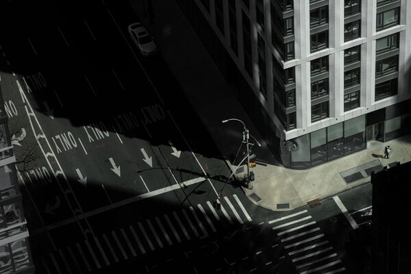 Միայնակ մարդ Նյու Յորքի դատարկ փողոցում. ԱՄՆ  - Sputnik Արմենիա