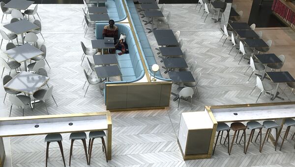 Одинокий мужчина в пустом кафе в Лондоне  - Sputnik Армения