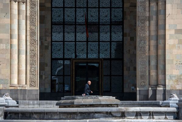 Միայնակ անցորդը Երևանում ազգային պատկերասրահի շենքի մոտ. Հայաստան  - Sputnik Արմենիա