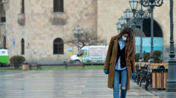 Одинокая девушка на площади Республики в Ереване - Sputnik Армения