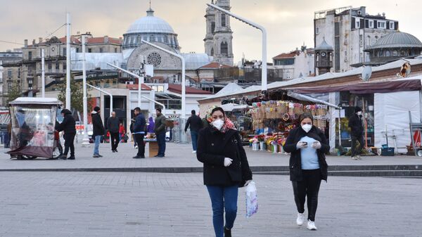 Прохожие в медицинских масках на одной из улиц в Стамбуле - Sputnik Армения