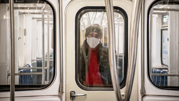 Мужчина в защитной маске в вагоне метро в Тбилиси - Sputnik Արմենիա