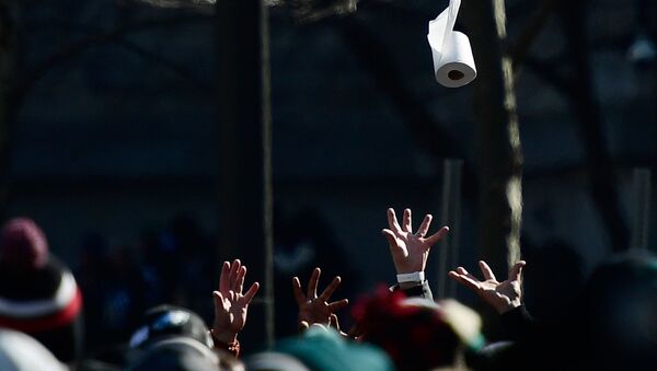 Люди стараются поймать рулон туалетной бумаги во время праздничных мероприятий (8 февраля 2018). Филадельфия, штат Пенсильвания - Sputnik Армения