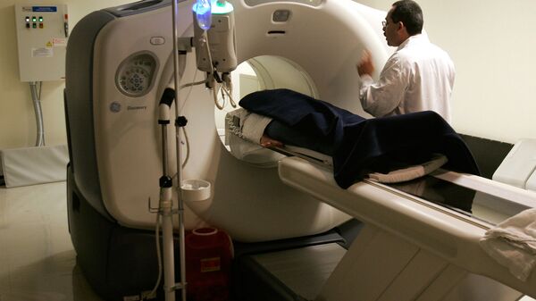 Технолог ядерной медицины Майкл Гомес беседует с пациентом перед позитронно-эмиссионной томографией (15 июня 2007). Кингстон - Sputnik Армения