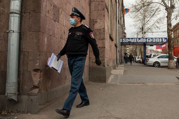 Проверка полицейскими документов прохожих во время чрезвычайной ситуации (25 марта 2020). Ереван Проверка полицейскими документов прохожих во время чрезвычайной ситуации (25 марта 2020). Ереван - Sputnik Армения