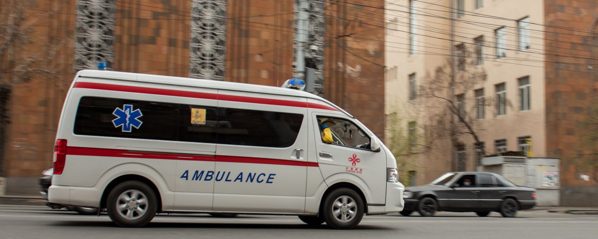 Машина скорой помощи во время чрезвычайной ситуации (25 марта 2020). Ереван - Sputnik Армения, 1920, 15.12.2021