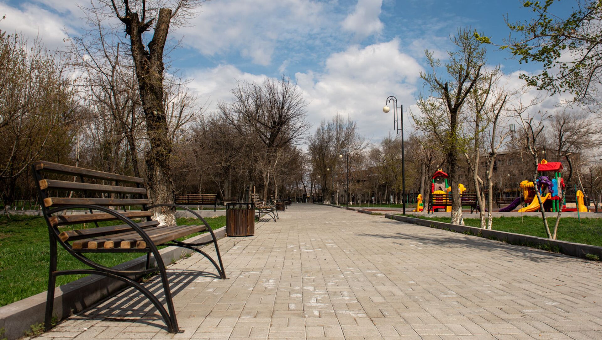 Улицы и парки города во время чрезвычайной ситуации (25 марта 2020). Ереван - Sputnik Армения, 1920, 10.09.2021