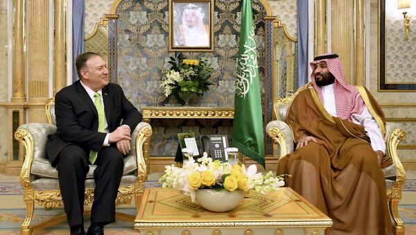 Госсекретарь США Майк Помпео (слева) встречается с наследным принцем Саудовской Аравии Мохаммедом бен Салманом в Джидде - Sputnik Армения