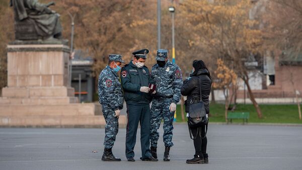 Полицейские проверяют документы прохожих на площади Свободы (25 марта 2020). Еревaн - Sputnik Արմենիա