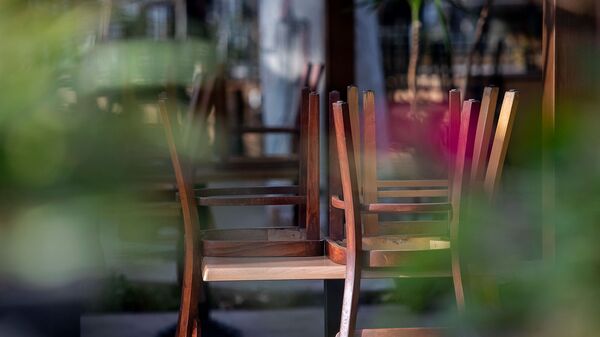 Стулья закрытого летнего кафе у площади Свободы - Sputnik Արմենիա