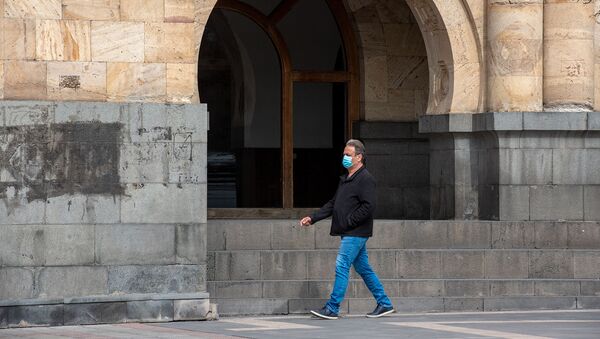 Прохожий в защитной маске на площади Республики (26 марта 2020). Ереван - Sputnik Արմենիա