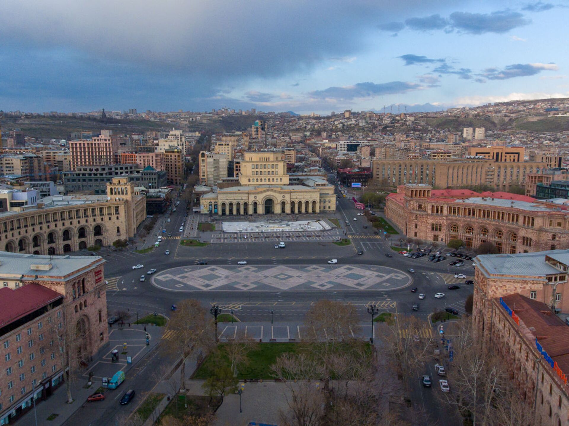 Ереван градусы. Площадь Спандаряна Ереван. Армения площадь Ленина. Площадь Республики Ереван 1977. Площадь Республики Ереван 2021.